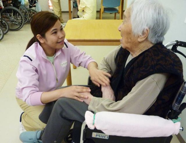 Perawat lansia di Jepang